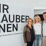 Autorin und Kuratorin Karin Hojak-Talaber mit ihren Eltern Biserka und Hannes Talaber, deren Mütter auch Klauberfrauen waren