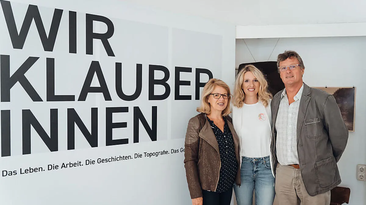 Autorin und Kuratorin Karin Hojak-Talaber mit ihren Eltern Biserka und Hannes Talaber, deren Mütter auch Klauberfrauen waren