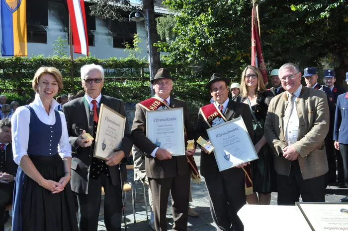 Im Zuge des Festakts erhielten Hans Asperger, Helmut Freisitzer und Kurt Olsacher für ihre Dienste bei der Sanierung von Schloss Unterhaus und der Ortenburg über viele Jahre das Ehrenzeichen der Gemeinde in Silber.