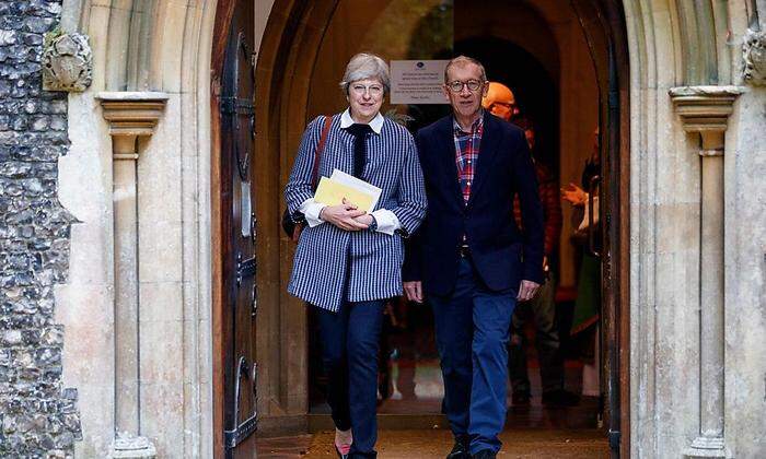 Theresa und Philip May nach dem Kirchenbesuch am Sonntag 