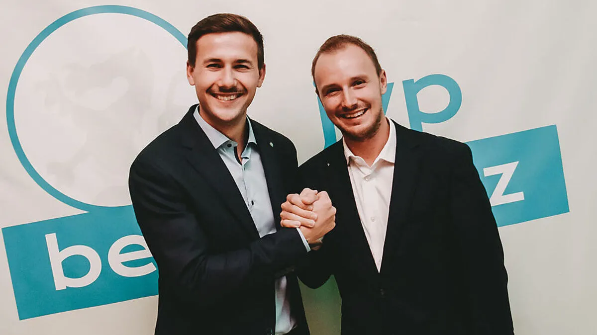 Dominik Kutschera (links) übergab den Vorsatz der JVP Bezirksorganisation an Tom Spitzer