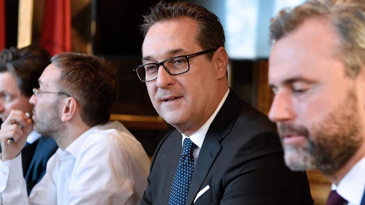 Strache 2013 über den 12-Stunden-Tag: Eine &quot;leistungsfeindliche Idee, da dies für alle Arbeitnehmer Nettolohnverluste bedeuten würde&quot;.