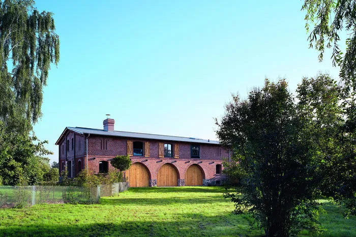 Ausgezeichnetes Projekt. Der Architekt Thomas Kröger machte eine Scheune im deutschen Brandenburg zum modernen Landhaus mit besonderen Raumqualitäten...