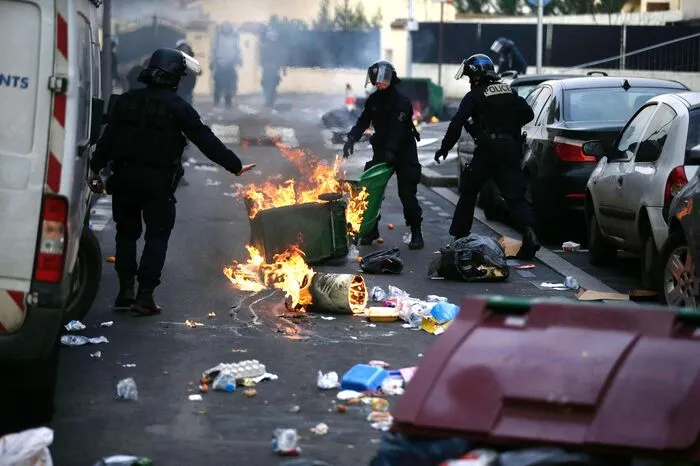 Einige Demonstranten zündeten Müllbehälter an und warfen Flaschen auf Polizisten, die ihrerseits Tränengas einsetzen, berichteten