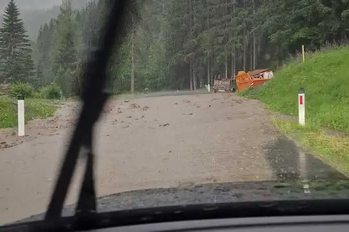 Mehrere Straßen wurden vermurt.