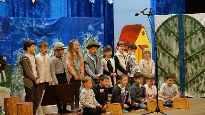 Am Freitag zogen zahlreiche Männer, Frauen und Kinder nach Edelschrott. Die Schülerinnen und Schüler der Musikvolksschule hatten nämlich zum Krippenspiel eingeladen.