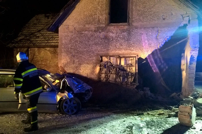Durch die Wucht des Aufpralls fielen Mauerteile des baufälligen Hauses auf den Pkw.