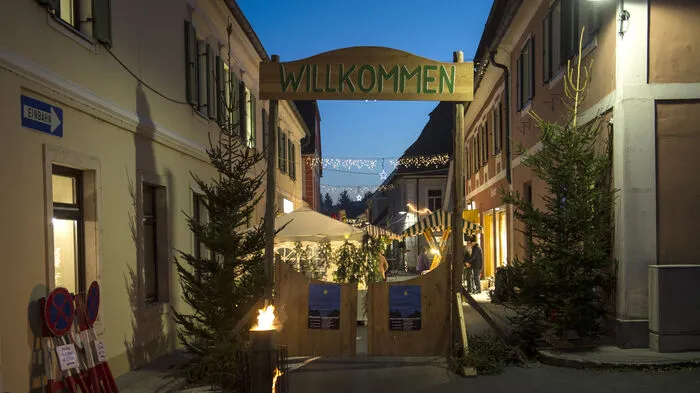 Stimmungsvoll wurde in Pöllau der 8. Gassenadvent von Pfarrer Roger Ibounigg eröffnet