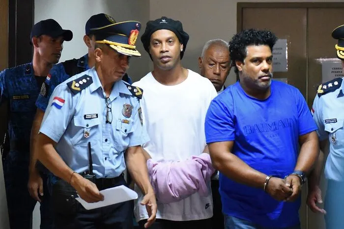 Der Brasilianer Ronaldinho gehört zu den besten Fußballern aller Zeiten. Nach einer Einreise mit gefälschten Papieren nach Paraguay vor zwei Jahren wurde der Edeltechniker in Untersuchungshaft genommen. Nach sechs Monaten und einer Zahlung von 160.000 Euro kam der zweifache Weltfußballer wieder frei.
