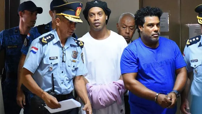 Der Brasilianer gehört zu den besten Fußballern aller Zeiten. Nach einer Einreise mit gefälschten Papieren nach Paraguay vor zwei Jahren wurde der Edeltechniker in Untersuchungshaft genommen. Nach sechs Monaten und einer Zahlung von 160.000 Euro kam der zweifache Weltfußballer wieder frei.