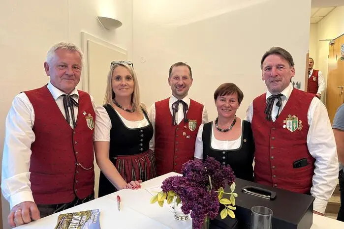 Das abwechslungsreiche vom 51-köpfigen Orchester dargebotene Programm spielte „alle Stückerl“ mit einem Streifzug von Archivistenpolka, Filmmusik, Pop bis zu Walzer und Konzertmarsch. 