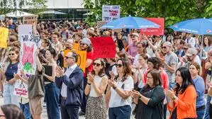 Vor dem Haupteingang der Uni Klagenfurt wurde protestiert