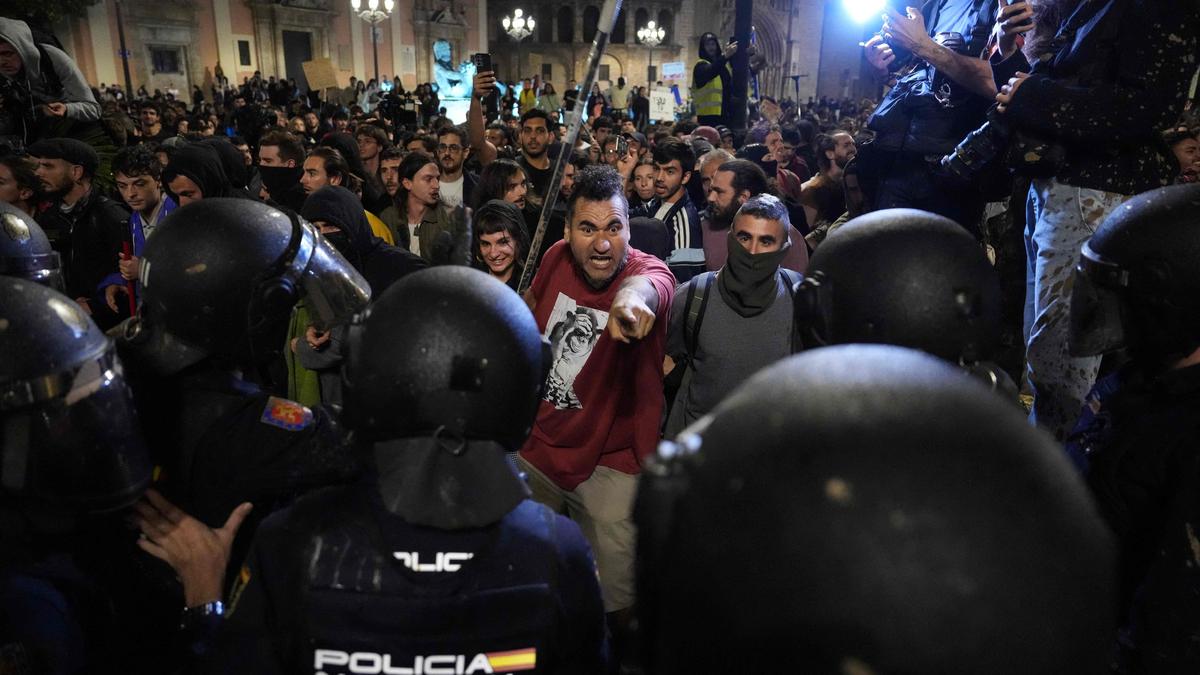 Demonstranten verlangen den Rücktritt des regionalen Ministerpräsidenten Carlos Mazón