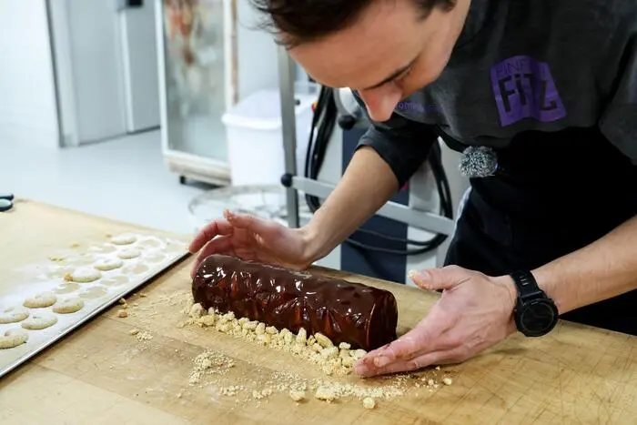 Mit Schokoladensternen, Vanillekipferln, Staubzucker oder weiteren weihnachtlichen Elementen ausdekorieren. 