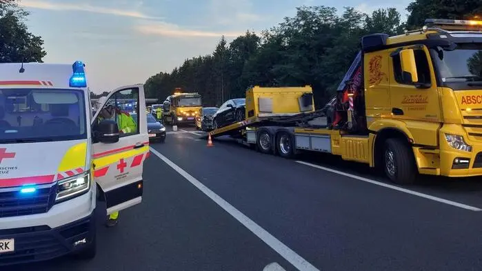 Innerhalb weniger Minuten kam es am Sonntagabend in Fahrtrichtung Linz zu zwei Unfällen mit insgesamt fünf beteiligten Fahrzeugen. Sechs Menschen wurden verletzt