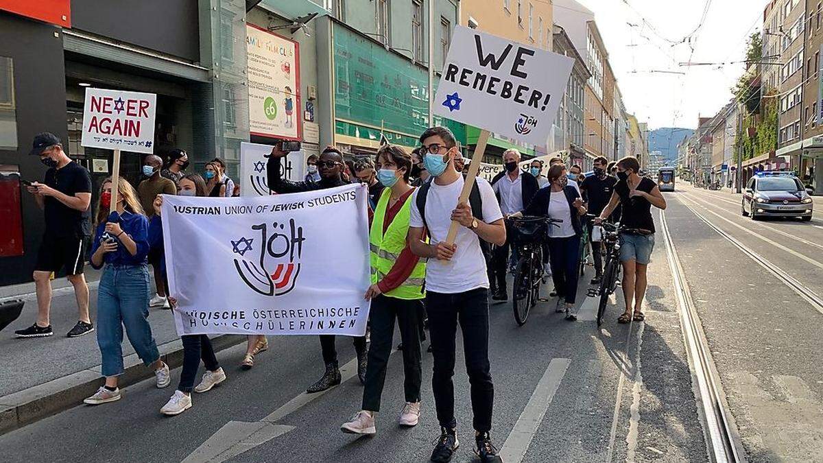 Menschen marschierten vom Grazer Hauptbahnhof zur Synagoge und sangen: &quot;Schulter an Schulter gegen Rassismus&quot;