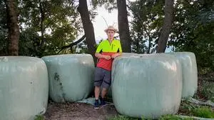 Hermann Putz vor seinen beschädigten Siloballen