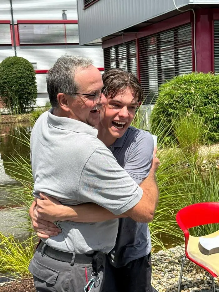 Bernhard Melcher und sein Lehrling Philipp Streit freuen sich über den würdigen Abschluss