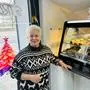 Eine Frau mit kurzen blonden Haaren steht neben einer Vitrine die mit Strudelstücken bestückt ist | Marianna Papp eröffnete am 1. Dezember ihr kleines aber feines Strudelgeschäft in der Draulände 11