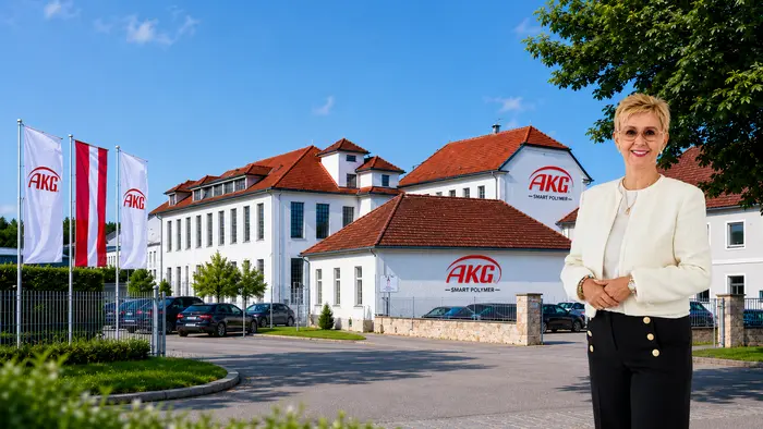 Neustart in Wildon: Alice Godderidge, Geschäftsführerin von AKG Smart Polymer, vor dem Produktionsstandort des Kunststoffverarbeiters