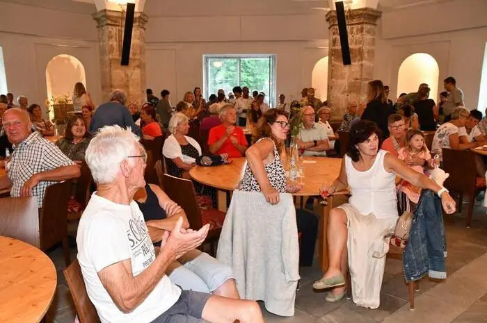 Vor dem Pavillon sorgte die Bauernkapelle Althofen für musikalische Unterhaltung, schon zuvor gab es das Abschlusskonzert des ersten Murauer Blasmusik-Camps.