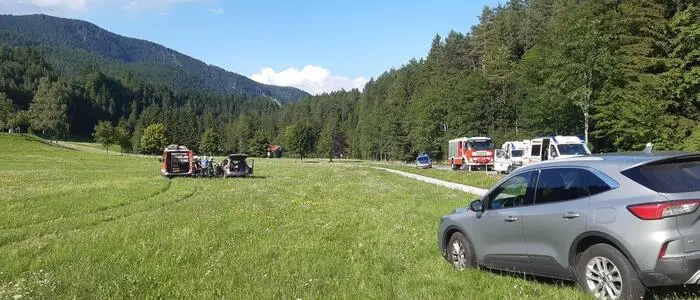 Ein Auto wollte abbiegen, ein anderes überholte –es kam zur Kollision