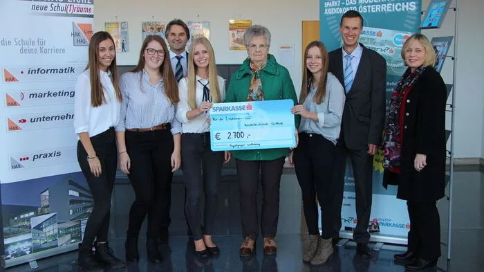 Scheckübergabe: Selina Auernig, Christina Hassler, Direktor Josef Pretis, Victoria Reiter, Anni Kratzer, Melanie Breitegger, Wolfgang Lechner (Marketingleiter Lienzer Sparkasse), Georgia Steinbrugger (Diplomarbeitsbetreuerin)