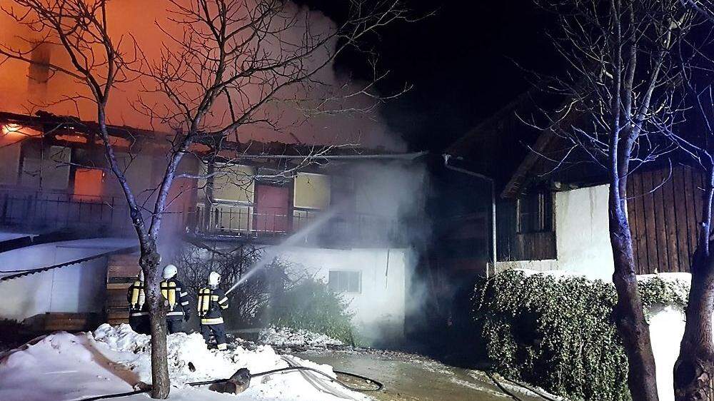 Fünf Feuerwehren hatten in der Nacht auf Mittwoch gegen den Brand angekämpft