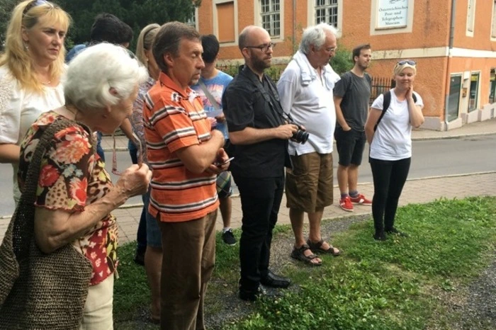 Zehn Tage lang hatten die Künstlerinnen und Künstler Nayari Castillo (Venezuela), Sara Gonzales Novi (Spanien), Tuuli Sunden Uusimaki (Finnland), Inka Ylikotila (Finnland) und Hanns Holger Rutz (Deutschland) auf Einladung von eisenerZ*ART in Eisenerz gelebt und gearbeitet, um für das Projekt "Chain Reaction" kleine Eingriffe an markanten Stellen der Altstadt zu setzen.