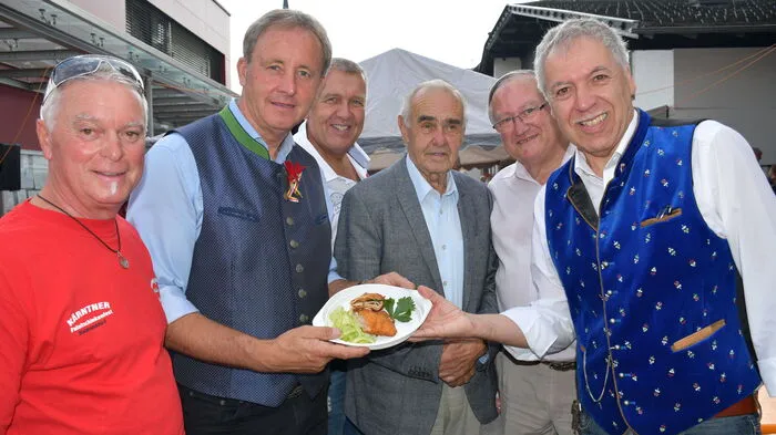 Palatschinkenfest-Initiator Richard Hofer, Landtagsabgeordneter Ferdinand Hueter, Moderator Friedrich Paulitsch, Pfarrer Franz Unterberger, Bürgermeister Heinrich Gerber und der Spittaler Stadtrat Franz Eder.