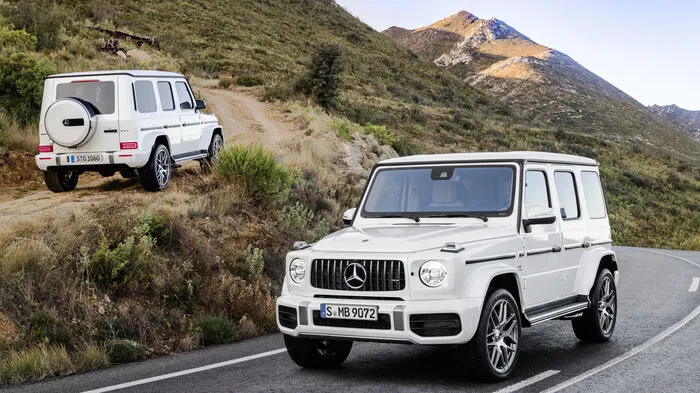 Im Mercedes-AMG G 63 geht ein 4-Liter-V8-Biturbomotor ans Werk, der den bisherigen 5,5-Liter-V8-Biturbomotor ablöst. Er leistet hier 585 PS und stellt ein maximales Drehmoment von 850 Newtonmetern bereit.