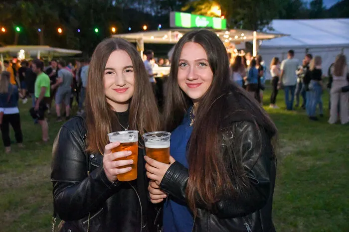 Nach anstrengenden und langen Aufbauarbeiten strömten die zahlreichen Gäste auf die Festwiese.