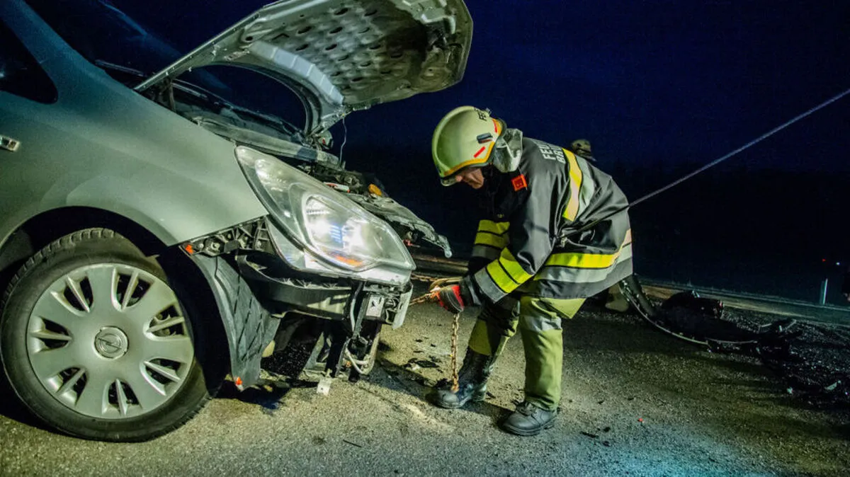 Aufräumarbeiten nach dem Zusammenprall von zwei Autos in Brunn am Wild