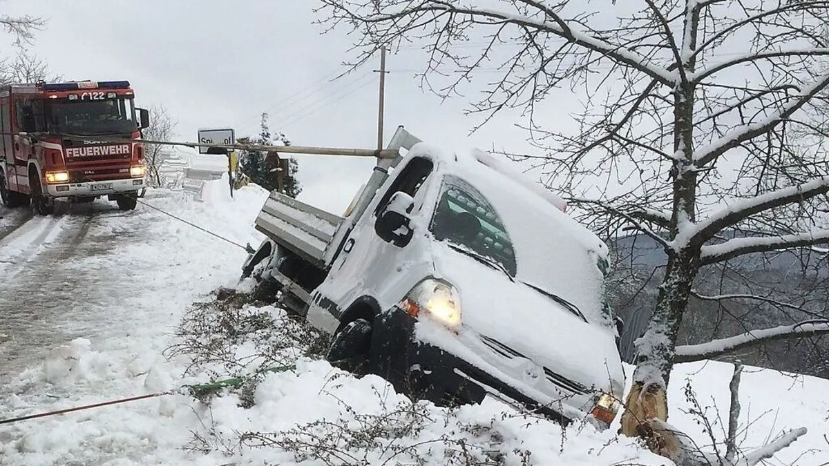 Ein Kleinlaster blieb in Strallegg an einem Baum hängen