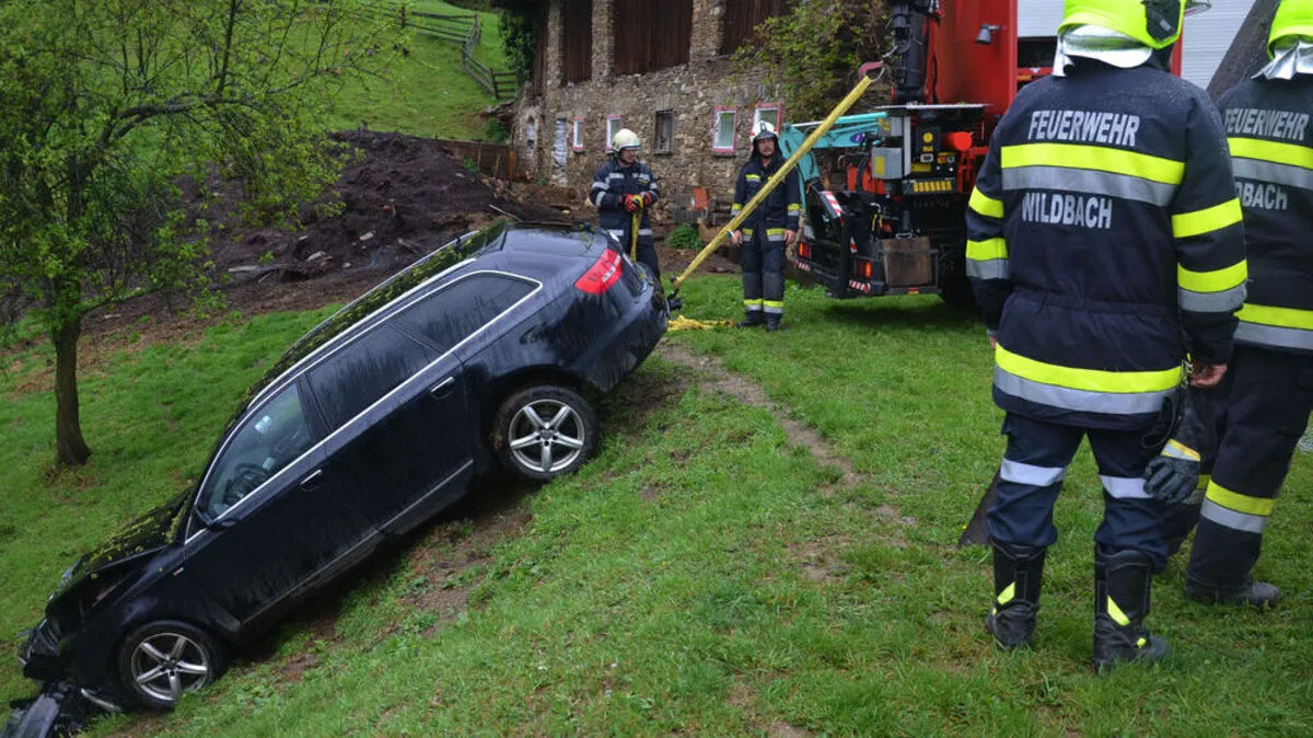 Nach einer Stunde war das abgerutschte Auto geborgen