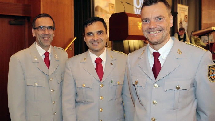 Musikvereins-Obmann Thomas Theissl (Mitte), Landesjugendreferent und Stadtkapellen-Mitglied Wolfgang Jud (links) sowie Kapellmeister Gregor Nabl (rechts) freuten sich, unter den Gästen unter anderen Vizebürgermeister Josef Schüller, Kulturreferent Andreas Albrecher und von Seiten des Blasmusikverbandes Bezirksobmann Johann Edler begrüßen zu können.