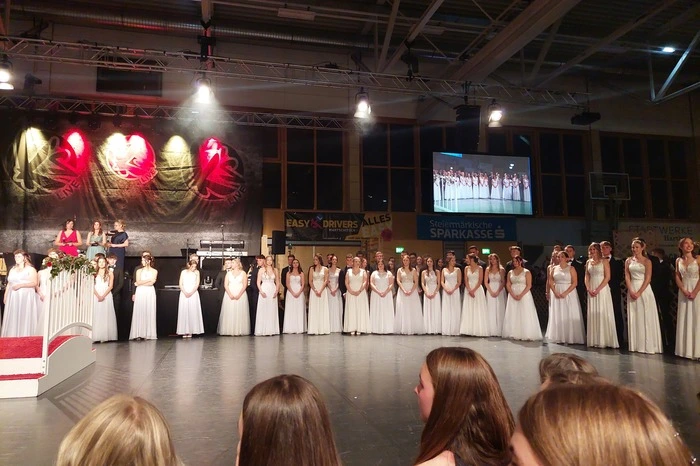 Die Schüler tanzten passend zum Motto zu Liedern wie „Neverland“ und „You and Me“. Für die Stimmung auf der Tanzfläche sorgten die „K’s Live“, in der Disco war DJ „MJAY“ für die Musik verantwortlich. 