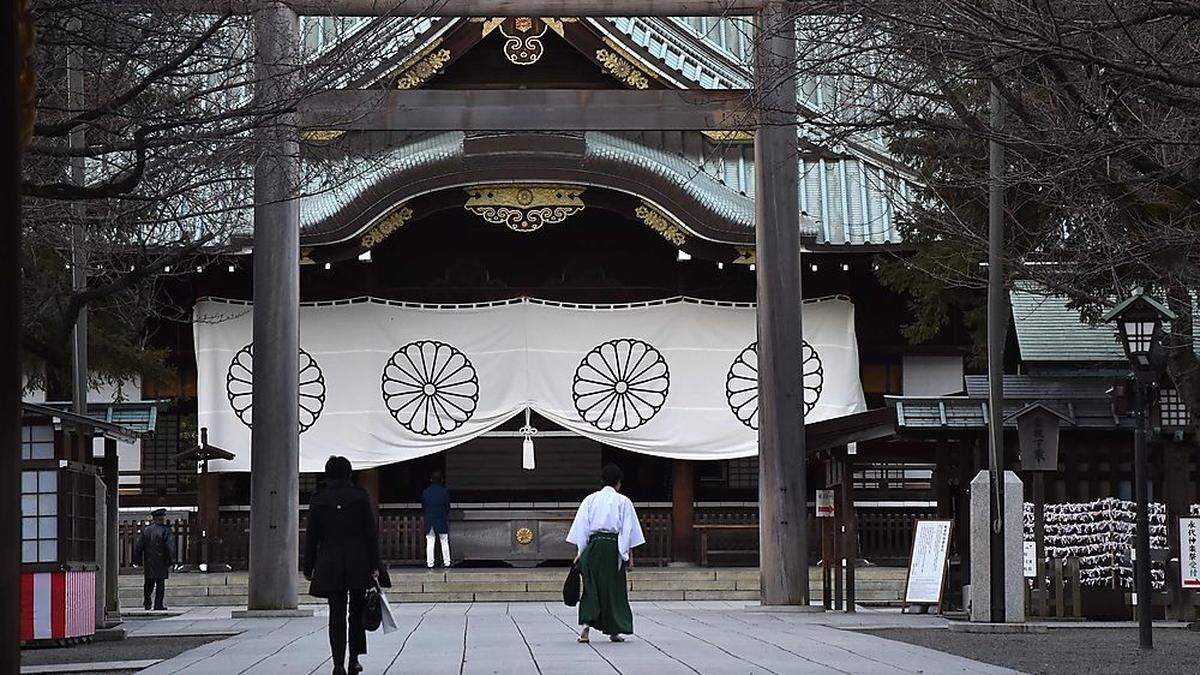 Besucher vor dem Yasukuni Schrein, der an Japans Kriegstote erinnert.