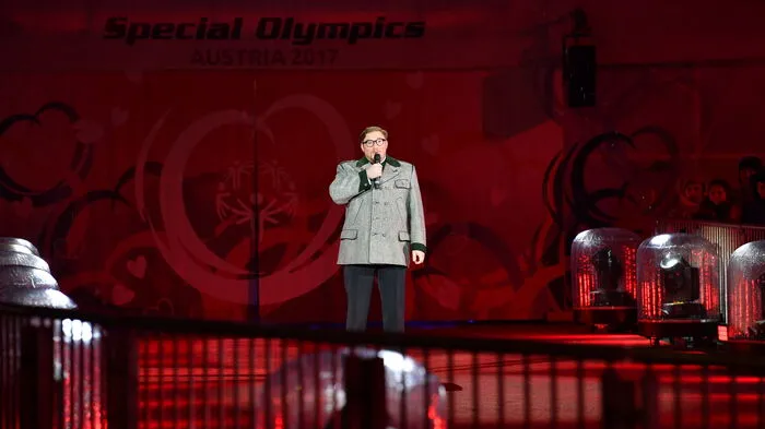 Severin Prassl von der Kunstuni Graz sang zum Start der Show die österreichische Bundeshymne.
