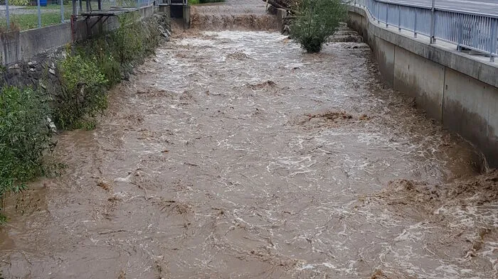 Zahlreiche Bäche und Flüsse im Lavanttal, wie hier der Klieningbach an der Klippitztörl Straße (L 91), führten am Freitag nach einem heftigen Unwetter Hochwasser.