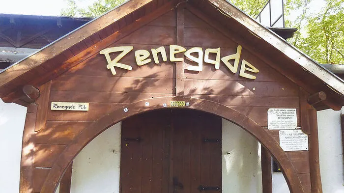 Die Diskothek Renegade am Plattensee genießt einen zweifelhaften Ruf. Hier fanden im Sommer viele schwere Prügeleien statt. Und hier wurde das Opfer auch das letzte Mal lebend gesehen. Was danach geschah, das weiß niemand - noch nicht.