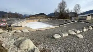 Der Irdninger Badeteich ist im Winter nicht befüllt. Die einzelnen Bereiche, vom Kinder- bis zum Schwimmbecken, sind aber klar erkennbar.