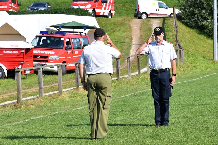 Rund 200 Jugendliche aus 20 Feuerwehren begrüßten der Bereichsjugendbeauftragte Kilian Kutschi, der Abschnittsjugendbeauftragte des Abschnittes 08, Markus Köppel, und das Kommando der FF St. Josef unter Stefan Dirnböck auf dem Sportplatz St. Josef.