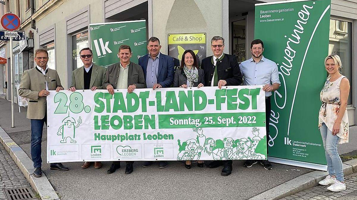 Gottfried Hubmann, Stadtpfarrer Markus Plöbst, Bürgermeister Kurt Wallner, Bürgermeister Mario Angerer, Bezirksbäuerin Johanna Hafellner, Kammerobmann Andreas Steinegger und Stellvertreter Richard Judmaier, Astrid Moder