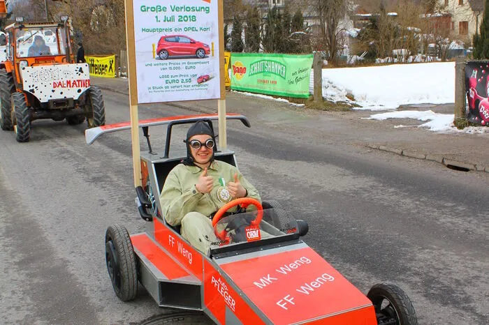 Ein Rennwagen im Schlepptau