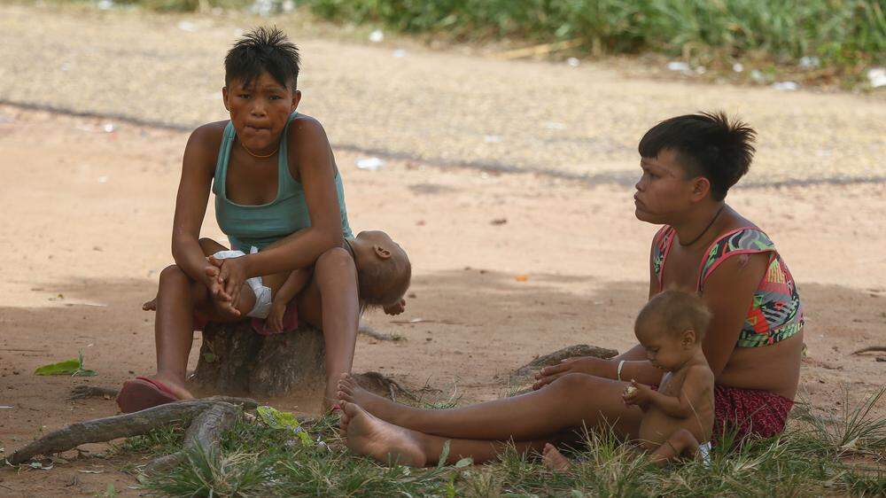 Yanomami vor einer Gesundheitseinrichtung in Boa Vista, Roraima