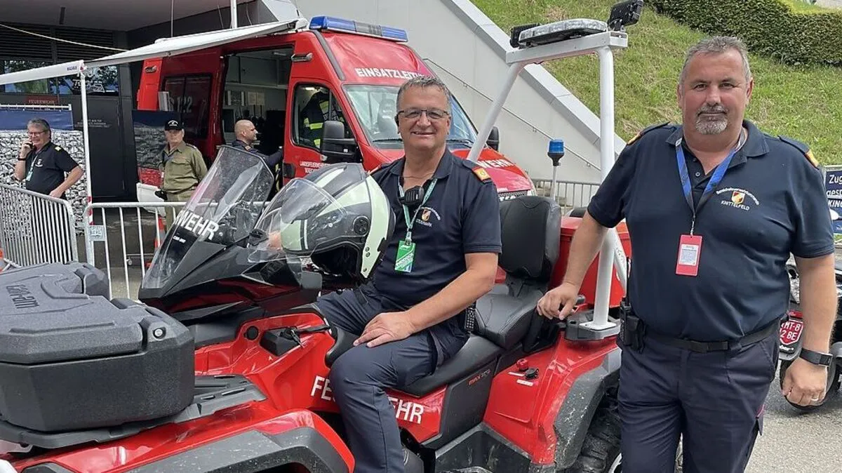 Einsatzleiter Erwin Grangl und Einsatzoffizier Wilfried Stocker mit einem Lösch-Quad