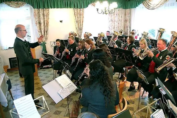 Unter der musikalischen Leitung von Willi Bernsteiner begeisterten die Musikerinnen und Musiker das Publikum.