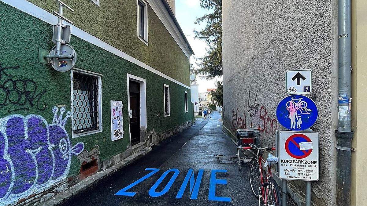 Passanten rätseln über die Kurzparkzone auf dem Geh- und Radweg