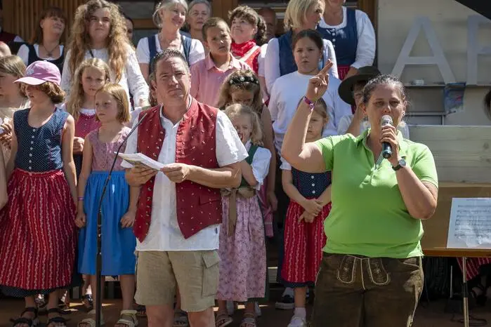 Warmuth (im Bild r.) erzählt: „Als ich bei den Chören anfragte und um Unterstützung für mein Vorhaben bat, wurde mir sofort zugesagt. Auch viele Sponsoren sagten sofort ihre Unterstützung zu. Außerdem freut es mich, dass die Kinder so aktiv mitwirkten.“